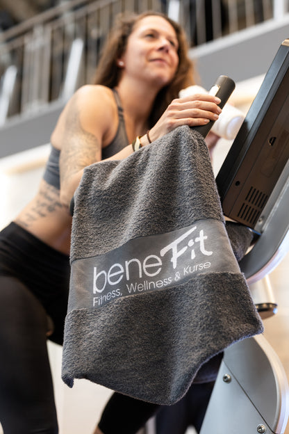 beneFit - Handtuch mit Logo